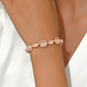 Bracciale a catena con pietra ovale a occhio di gatto, placcato oro 14K, gioiello delicato da polso, accessorio elegante e raffinato, regalo per donna. - Product Image 1