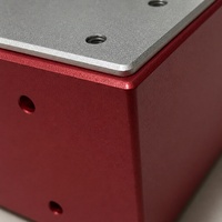 Boîtier d'instrument en aluminium usiné sur mesure par CNC avec corps anodisé rouge et couvercle supérieur argenté sablé pour usage en laboratoire