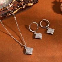 Collier pendentif carré en acier inoxydable incrusté de diamants, style européen et américain, luxe léger, polyvalent, pour femme