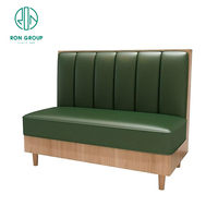 Ensemble de meubles de café, de restaurant et de salon de thé moderne, canapés en cuir véritable vert foncé, sièges en banquette et tables à manger en bois massif