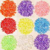 Perline acriliche quadrate color caramella con lettere dell'alfabeto, perline trasparenti solide con lettere per la creazione di braccialetti fai da te e gioielli con nome.