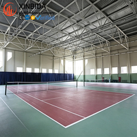 Salle de sport préfabriquée en acier à grande portée pour terrains de tennis et de basketball intérieurs, bâtiment de gymnase avec capacité de résistance aux vents et aux charges de neige élevées