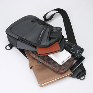 กระเป๋าคาดหน้าอกผู้ชายความจุขนาดใหญ่กันน้ำพร้อมคุณสมบัติการชาร์จ USB สีดำล้วน ฤดูใบไม้ผลิ 2025 - Product Image 3