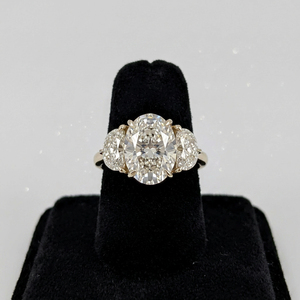 Anillo de diamante cultivado en laboratorio en oro amarillo de 14K y 18K |   Diamante Ovalado Central con Piedras Laterales en Forma de Media Luna |   Joyería Fina para Compromiso de Mujeres - Product Image 1
