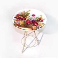 Artisanat et créations artisanales, véritable fleur de rose séchée, résine époxy, table basse en résine époxy, meubles, petites tables basses en résine époxy