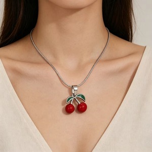 Collar con colgante de cereza roja y hoja verde esmaltada, de acero inoxidable impermeable, con cadena de serpiente y diseño de mini fruta, para mujer - Product Image 6