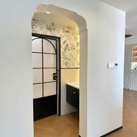 Porte battante intérieure moderne de style français avec cadre en métal noir, design en verre dépoli en forme d'arche, étanche, pour hôtel, appartement, usage commercial