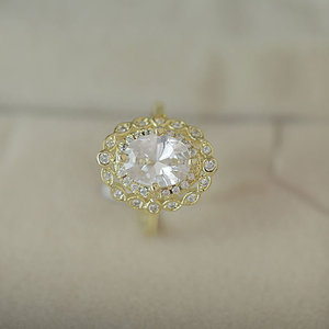 Anello creativo cavo per donna, design scintillante con intarsi, gioielli alla moda color oro - Product Image 2