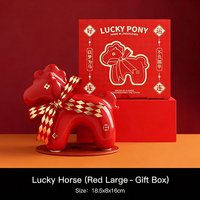 Vente en gros de statues de poneys porte-bonheur en céramique, boîte cadeau, figurine de cheval à motif rouge doré brillant avec ruban, ornement de décoration de table pour la maison