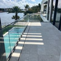 Prima Modern U-Channel : Garde-corps extérieur en verre et balustrade sans cadre en acier inoxydable pour villa, hôtel, balcon et escaliers