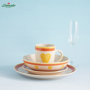 Juego de vajilla artesanal de cerámica pintada a mano al por mayor de fábrica para tiendas de regalos y eventos - Product Image 1