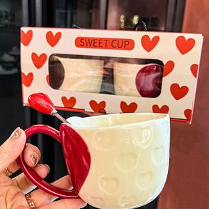 Taza <span class=keywords><strong>de</strong></span> Café <span class=keywords><strong>de</strong></span> Cerámica con Forma <span class=keywords><strong>de</strong></span> Corazón Rojo, Taza <span class=keywords><strong>de</strong></span> Agua <span class=keywords><strong>para</strong></span> Parejas con Patrón <span class=keywords><strong>de</strong></span> Corazón en Relieve, Taza <span class=keywords><strong>de</strong></span> Cerámica Personalizada <span class=keywords><strong>para</strong></span> el Día <span class=keywords><strong>de</strong></span> San Valentín o Bodas - Product Image 2