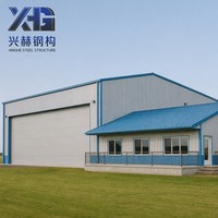 Hangar préfabriqué en structure métallique pour club sportif, bâtiment métallique pour club-house, aile d'installation aéroportuaire sur terrain gazonné