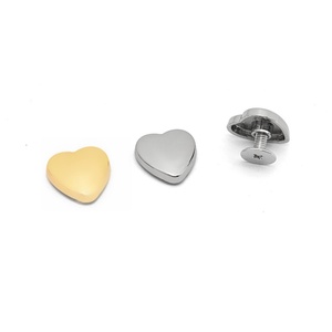 Tornillos Decorativos en Forma de Corazón con Acabado Brillante para Ropa, Bolsos, Cajas y Zapatos - Producto del Fabricante - Product Image 1