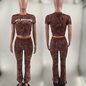 Peeqi h001 vendita all'ingrosso da <span class=keywords><strong>donna</strong></span> True Set a due pezzi con stampa <span class=keywords><strong>leopardata</strong></span> alla moda manica corta pantaloni a zampa corta 2 pezzi completo <span class=keywords><strong>donna</strong></span> - Product Image 1