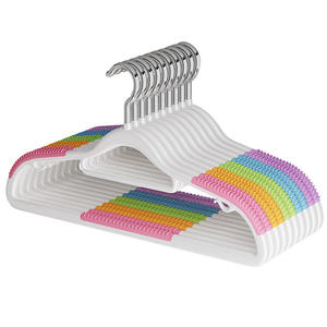 Cintre à vêtements antidérapant Youna avec coussinets d'épaule colorés pour armoire et séchoir - Product Image 1