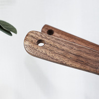 Ensemble de cuillères de table modernes en bois de noyer noir Cuillère en bois à surface lisse Vaisselle de table Design durable pour les présentations de cuisine