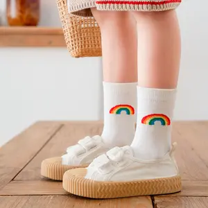 Asiatische Regenbogen Cartoon Farbe gestreifte Kinder Kinder Jungen Mädchen Baumwoll socken für Herbst Winter