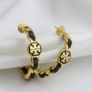 Orecchini in Pelle Dorata Stile Retrò Europeo e Americano, <span class=keywords><strong>Gioielli</strong></span> TB di Lusso con Texture Raffinata per Donna - Product Image 2