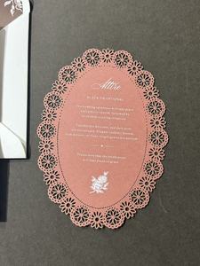 Invitaciones de Boda con Diseño Floral en Relieve Personalizado, Impresión en Papel de Algodón con Tipografía y Sobres a Juego - Product Image 4