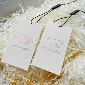 Étiquettes suspendues et étiquettes pour vêtements en papier couché personnalisées avec création de logo gratuite et impression couleur - Product Image 2