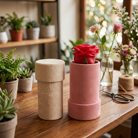 Boîtes cadeaux rondes en velours avec logo personnalisé, en matériaux recyclés de haute qualité, finition mate UV, pour roses préservées, avec ruban.