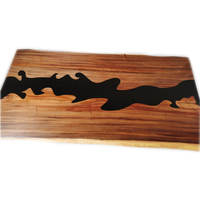 Table de conférence et de salle à manger tendance en résine époxy et noyer équatorien - Planche de bois naturel avec bord vivant à vendre