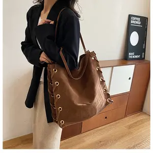 Avrupa tarzı Vintage süet deri kadınlar omuzdan askili çanta lüks püskül Hobo saçaklı motosiklet Crossbody çanta