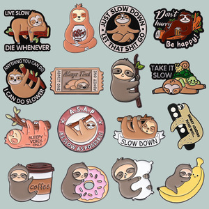 Set de Broches y Pin para Cuello con Diseño de Perezoso Animal Adorable, Fundición Metálica Grabada y Bañada en Oro, Serie Marca Girasol Modelo SK-255 - Product Image 2