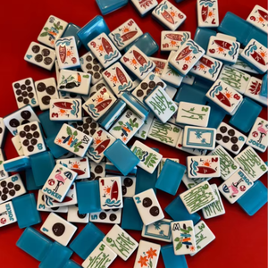 Juego de Mahjong Americano <span class=keywords><strong>Tropical</strong></span> Azul Océano, 160 Fichas Premium con Diseños Hawaianos de Surf y Flores para Noches de Juego de Verano - Product Image 1