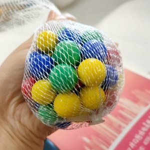 Perles en céramique rouges, vertes et jaunes de la marque Shengping, fabriquées en Chine, boules colorées de 16 mm, écologiques, en vente - Product Image 3