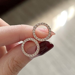 Orecchini a perno minimalisti a forma di O da donna con pietre trasparenti intarsiate, gioielli alla moda per le orecchie - Product Image 2