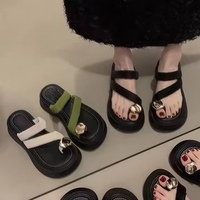 Nouvelles sandales d'été pour femmes, confortables et tendance, à bout fermé, plates, à semelle épaisse et légères, type pantoufle