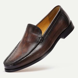 Mocassins noirs classiques, ornés de boutons métalliques raffinés, style élégant business casual, chaussures habillées - Product Image 1