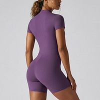 Combinaison de sport moulante pour femme, personnalisable avec logo OEM, en polyamide, couleur unie, à fermeture éclair, manches courtes, pour yoga et fitness, fabriquée par le fabricant