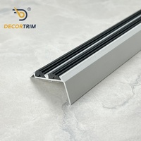 Protection de bordure d'escalier en aluminium DECORTTRIM avec bandes antidérapantes en PVC noir pour usage domestique et commercial