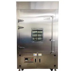 El manipulador opera el horno del cajón del equipo industrial inteligente de temperatura constante controlable