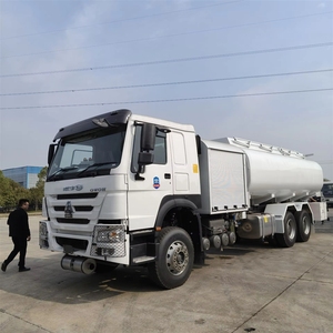 Camion-citerne de ravitaillement <span class=keywords><strong>a</strong></span>érien SINOTRUK HOWO Dongfeng 6x4 20000L 5000 gallons LHD à <span class=keywords><strong>vendre</strong></span> - Product Image 1