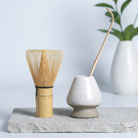 Kit d'accessoires pour la cérémonie du matcha comprenant un fouet à matcha en bambou (Chasen), une cuillère à thé (Chashaku) et un support en céramique pour fouet, pour une cérémonie authentique.