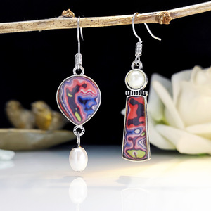 Orecchini Pendenti Vintage Asimmetrici con Effetto Vetro e Dettagli Colorati, Design Retrò, Accessori di Moda per Donne - Product Image 1