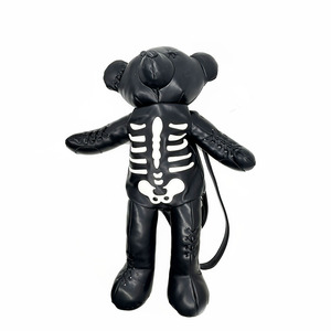Sac à dos en peluche en forme d'ours en cuir végétalien pour femme avec applique squelette - Product Image 3