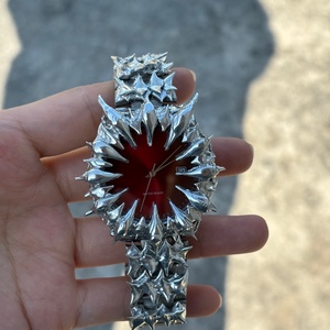 Reloj de Pulsera Personalizado con Esfera Gótica, de Acero Inoxidable, Estilo Retro, con Movimiento de Cuarzo Alabastro, Diseño Hecho a Mano con Garras Puntiagudas - Product Image 2