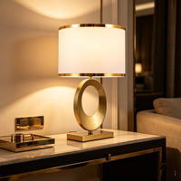 Lampe de chevet moderne en fer doré et tissu, lumière de lecture simple et luxueuse pour chambre à coucher, salon, maison, hôtel, décoration