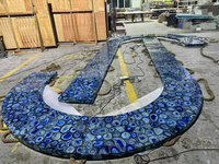 Comptoir de bar en pierre naturelle semi-précieuse rétro-éclairé translucide en agate bleue pour salle à manger de pub personnalisable