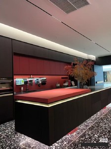 ชุดตู้ครัวสำเร็จรูปดีไซน์หรูหราสไตล์อิตาลีสำหรับโรงแรมเชิงพาณิชย์ทันสมัย พร้อมตู้เก็บของติดผนังและชุดไอส์แลนด์สำหรับห้องนั่งเล่น โครงสร้างโลหะ - Product Image 2