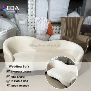 Sofá de Boda de Terciopelo Blanco LEDA, Directo de Fábrica, Decoración de Fondo para Escenario de Boda, Sofá para Novios, Eventos de Boda - Product Image 2