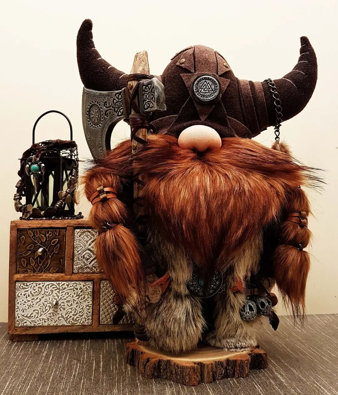 Muñeco de peluche enano de Gnomo vikingo con hacha y escudo con casco y capa-Muñeca de decoración de Guerrero sueco medieval