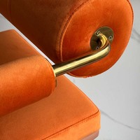 Tabouret de bar de luxe en velours, siège et dossier rembourrés, accoudoirs, structure en métal doré, repose-pieds, chaise de comptoir pour la maison