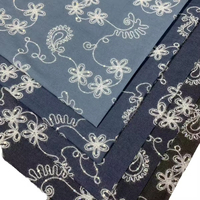 Tissu en denim brodé élégant à motif floral Paisley et vigne, en coton tissé, pour la confection de chemises, jupes et articles artisanaux printemps-été