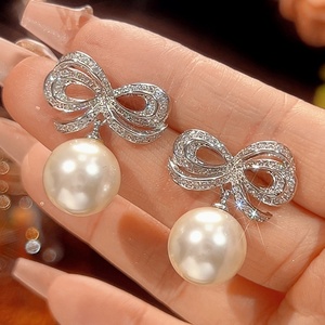 Ensemble de bijoux élégant et écologique en cuivre avec perles de coquillage de 14 mm, design nœud papillon, boucles d'oreilles et collier pour femmes, vente en gros - Product Image 6